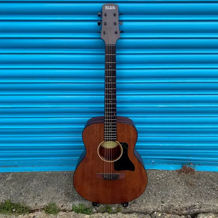 Adam Black O-2 Travel Guitar – Natural Inc Gig Bag