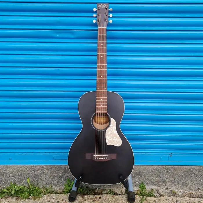 Art & Lutherie – Roadhouse Parlor Solid Top Acoustic Guitar