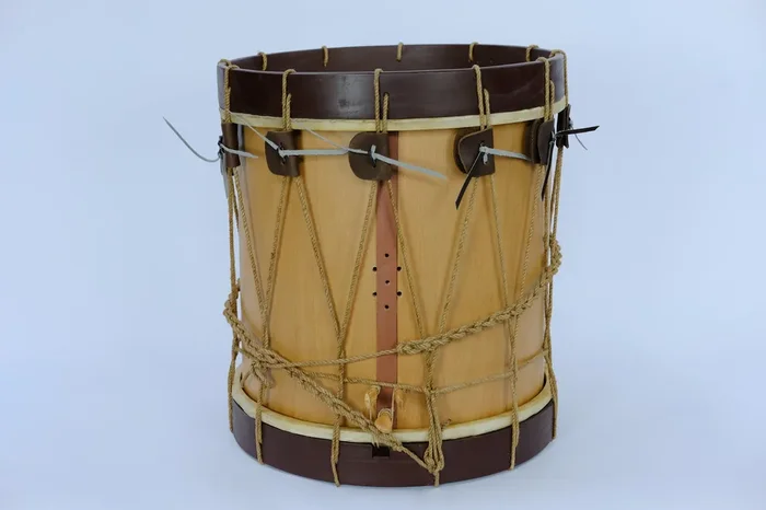 EMS 13.5″ Ø x 13.5″ Short Shell Renaissance Drum with drum sticks