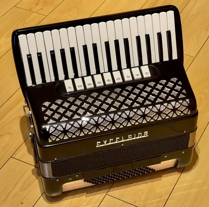 Excelsior 72/4S 34 key 4 voice 72 bass piano accordion – second hand