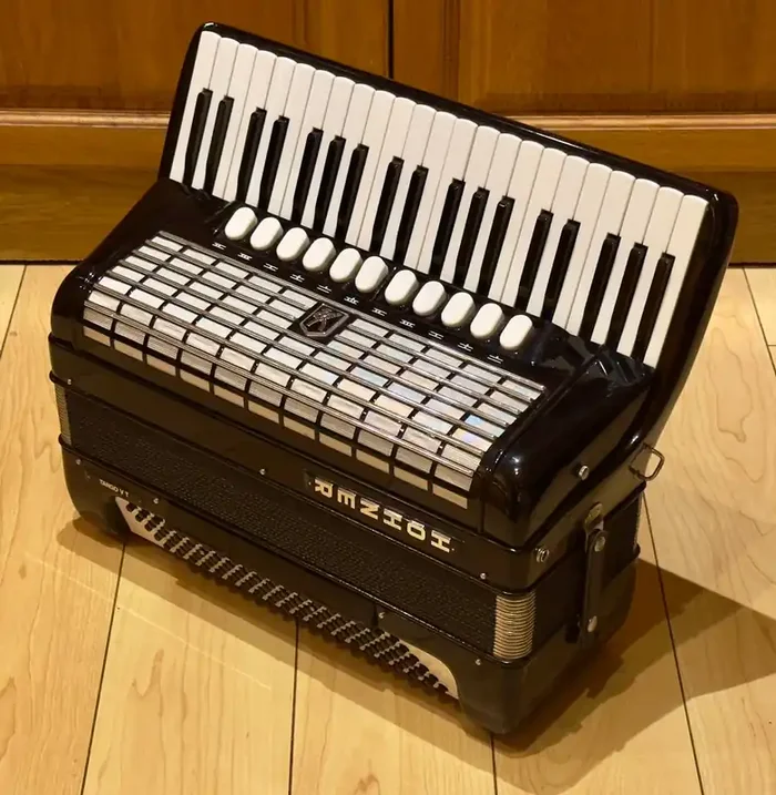 Hohner Tango V T – 4 voice musette 41 key 120 bass piano accordion – Second hand