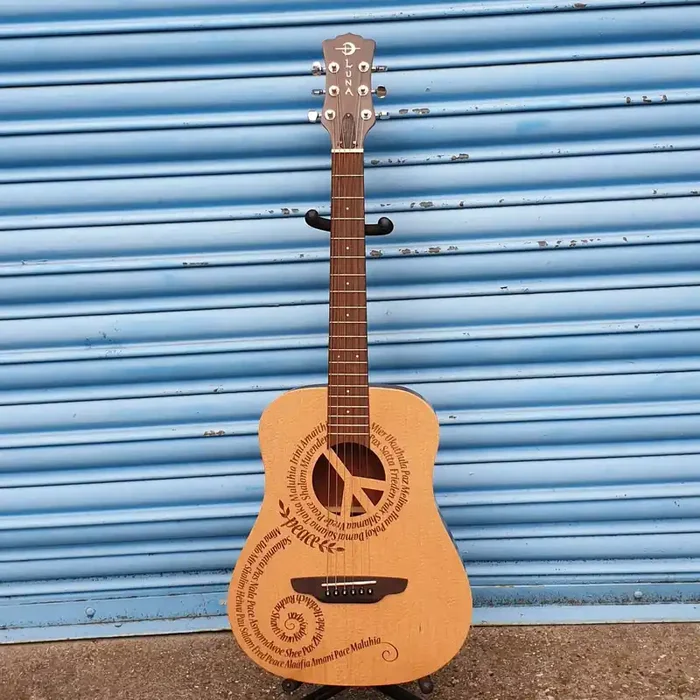 Luna – Safari ‘Peace‘ Travel size guitar