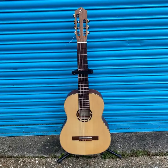 Ortega Family Series Pro 4/4 Classical Guitar 7 String Inc. Padded Gig Bag