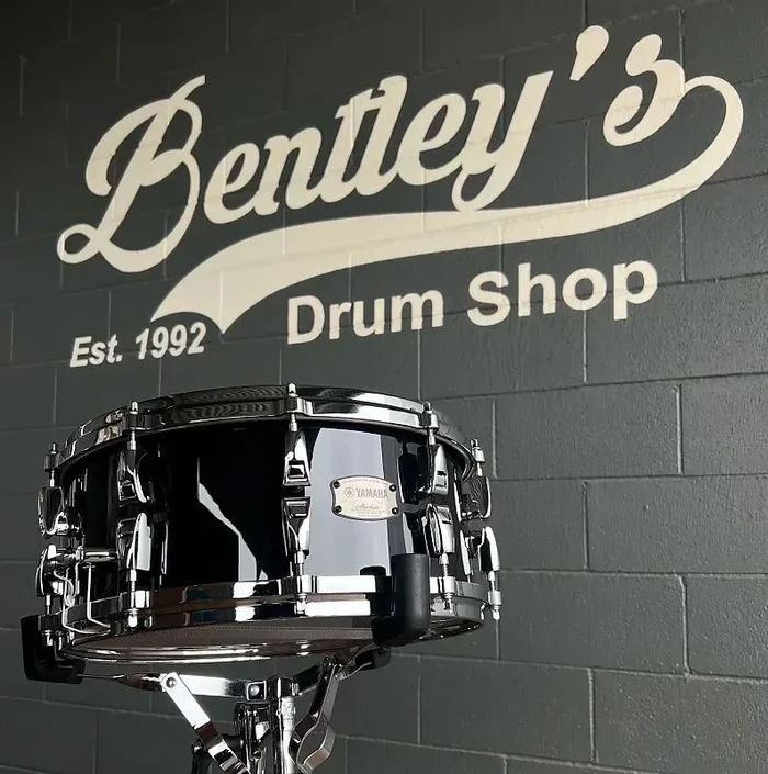 Yamaha AMS1460 Absolute Hybrid Maple 6×14 ” Snare Drum in Solid Black *IN STOCK*